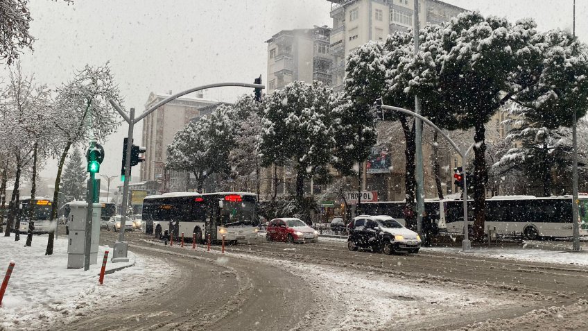 Isparta'da kar yağışı; Keçiborlu- Dinar kara yolu kapandı