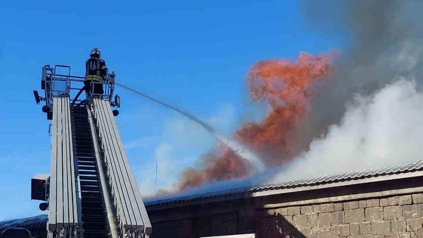 İtfaiye ekipleri tarihi binadaki yangını söndürmek için seferber oldu