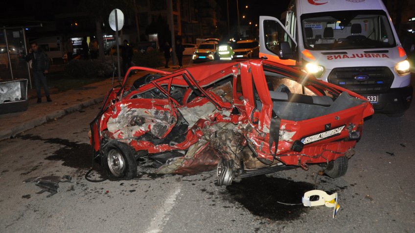 Kazada otomobilden yola fırlayan sürücü öldü