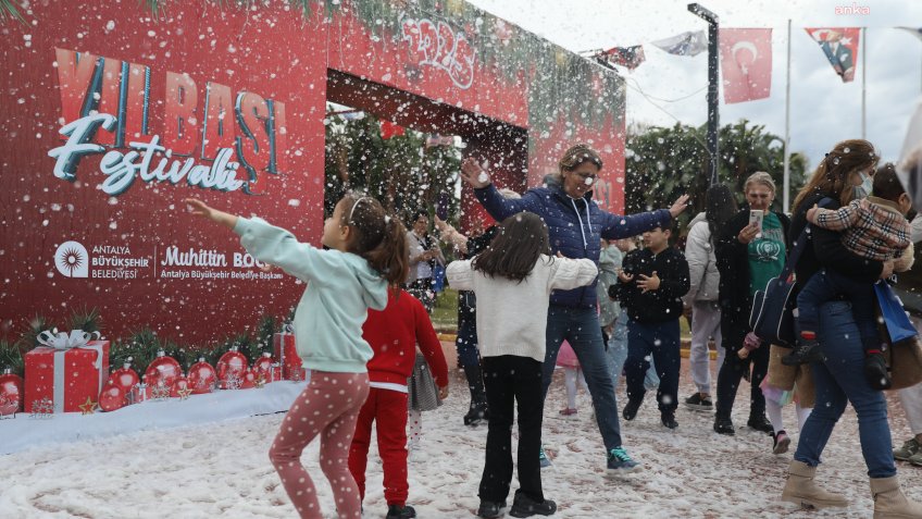 Antalya Büyükşehir Belediyesi’nin düzenlediği Yılbaşı Festivali’ne yoğun ilgi