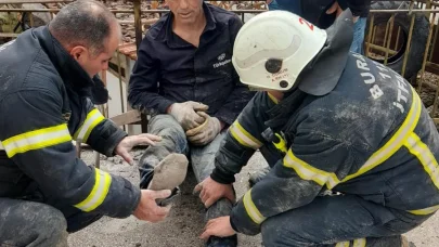 Ayakları göçükte kalan işçiyi itfaiye kurtardı