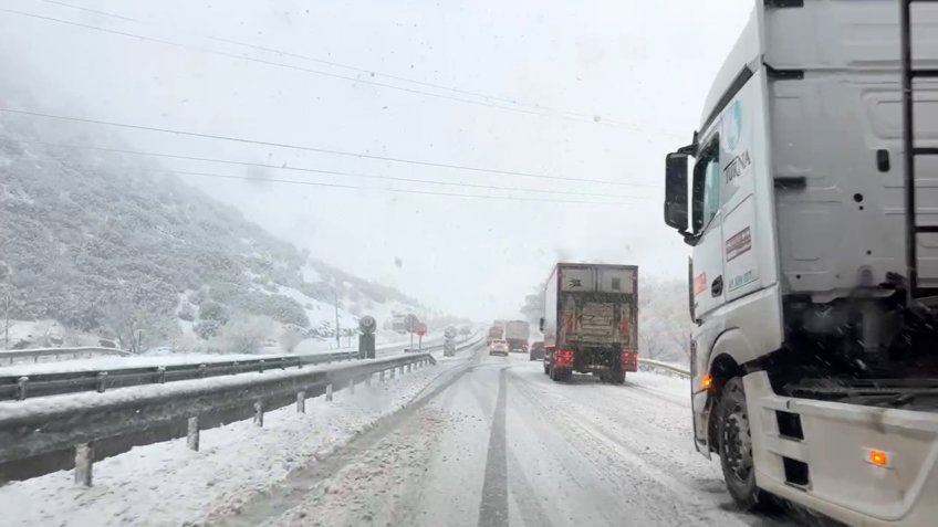 Burdur'da kar yağışı ulaşımı aksattı