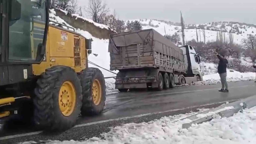 Elazığ’da karlı yolda kayarak yoldan çıkan tırı, ekipler kurtardı