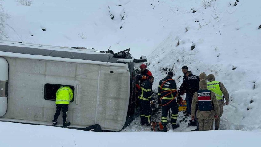 Erzincan-Sivas karayolu Sakaltutan mevkiinde bir otobüsün şarampole yuvarlanması sonucu çok sayıda kişi yaralandı. Olay yerine kurtarma ve sağlık ekipleri sevk edildi.