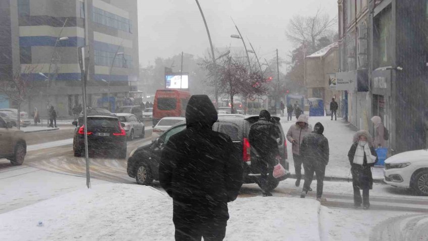 Erzurum’da yoğun kar yağışı etkili oluyor