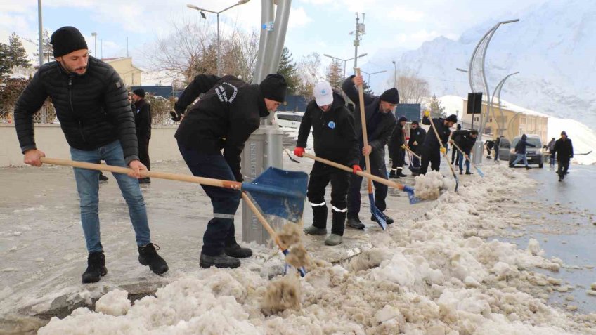 Hakkari’de 55 kişilik kar ve buz timi görev başında