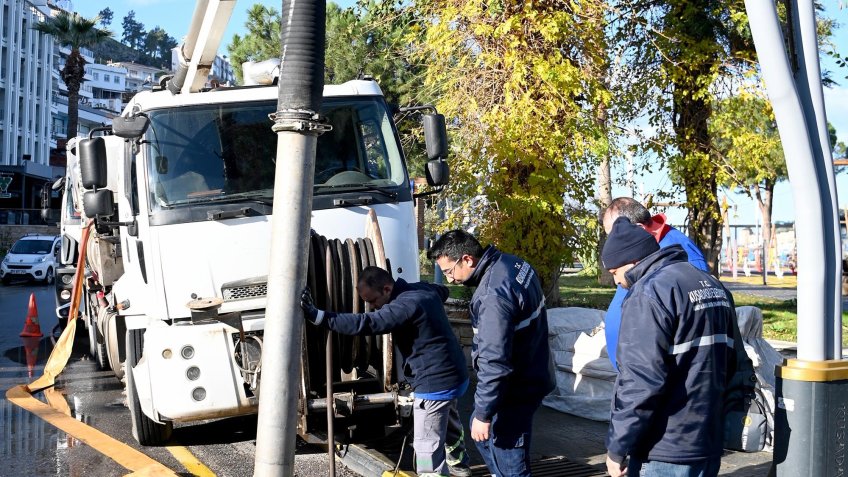 Kuşadası Belediyesi, hava koşulları dolayısıyla oluşabilecek sorunları gidermek için çalışmalarını sürdürüyor