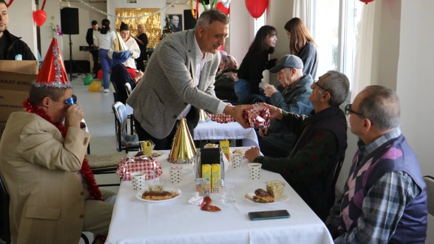 Manisa değerli büyüklerini unutmadı