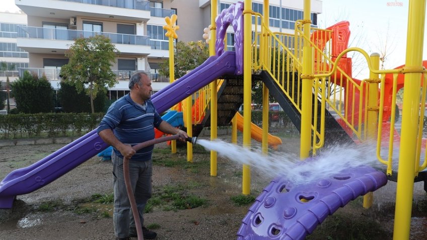 Menderes’te salgın hastalıklara karşı parklar dezenfekte edildi