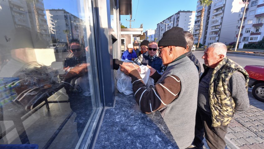 Mersin Büyükşehir Belediyesi'nin hizmete açtığı Mahalle Mutfakları, çalışmalarını sürdürüyor