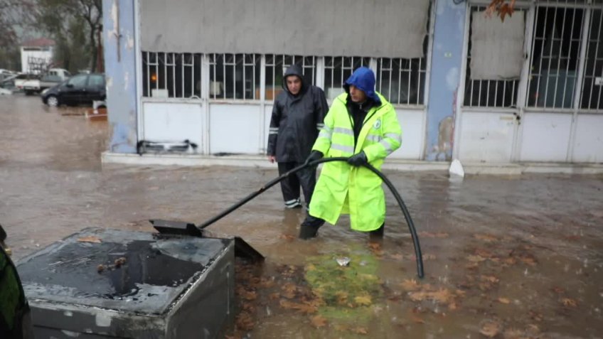 Muğla Büyükşehir Belediyesi, şiddetli yağışa karşı 520 personel ile sahada