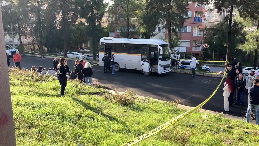 Okul servisi park halindeki tıra çarptı, bir öğrenci hayatını kaybetti 