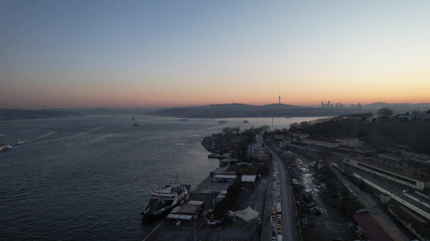 Tarihi Sirkeci Garı'na yakın kaçak kafe yıkıldı