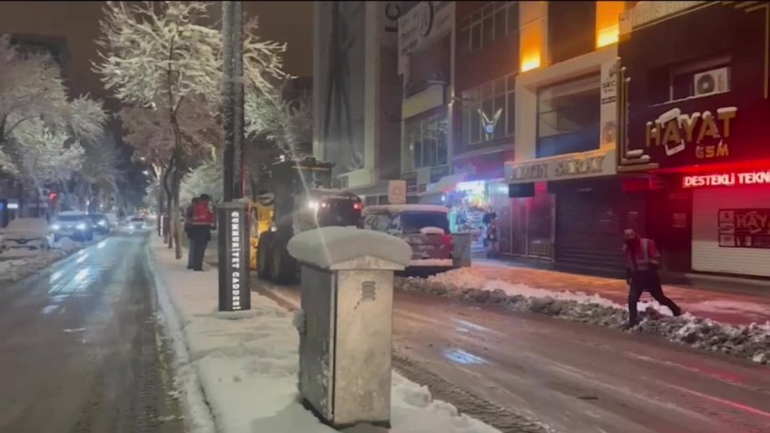 Van'da yoğun kar yağışı: Çığ altında kalan bir kişi hayatını kaybetti, 420 yerleşim yolu ulaşıma kapandı