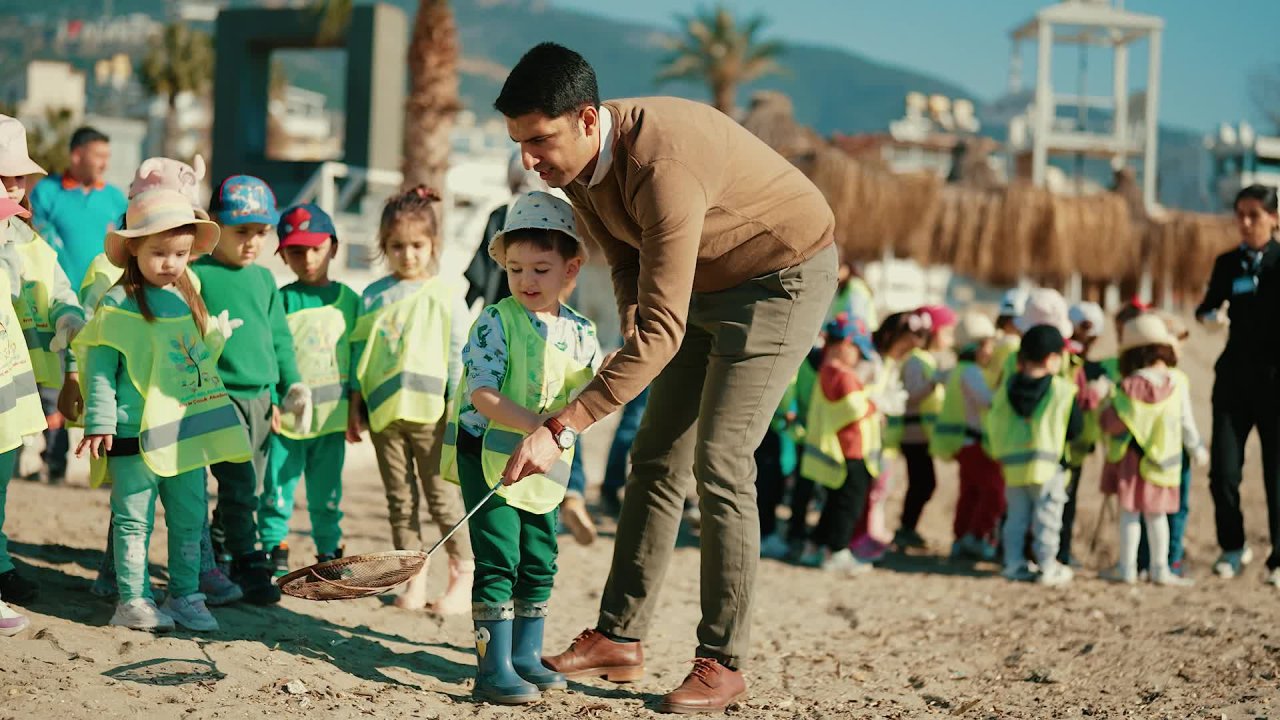 Alanya Belediye Başkanı Özçelik ve çocuklardan Galip Dere Plajı’nda temizlik çalışması