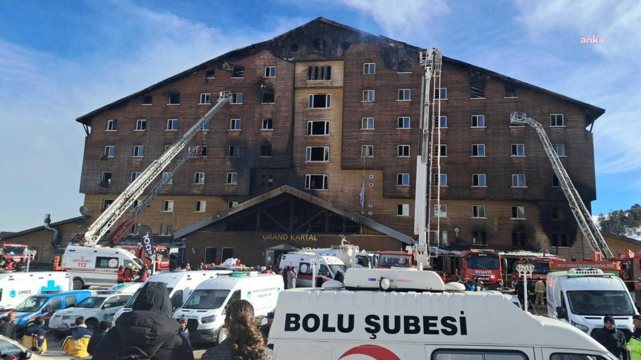 Bolu Belediyesi İtfaiye Müdürlüğü'nün ön raporu çıktı: "İlk ihbar saat 03.30'da ulaştı, ekipler 42 km kat ederek 04.24'te olay yerine ulaştı, "