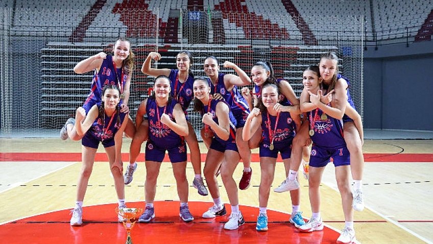 Büyükşehir'in basketbolcu kızları Antalya şampiyonu oldu