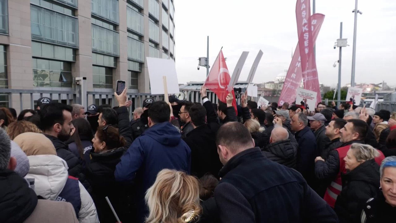 Çağlayan'da barikatın aşıldığı ve halka biber gazı sıkıldığı anlar