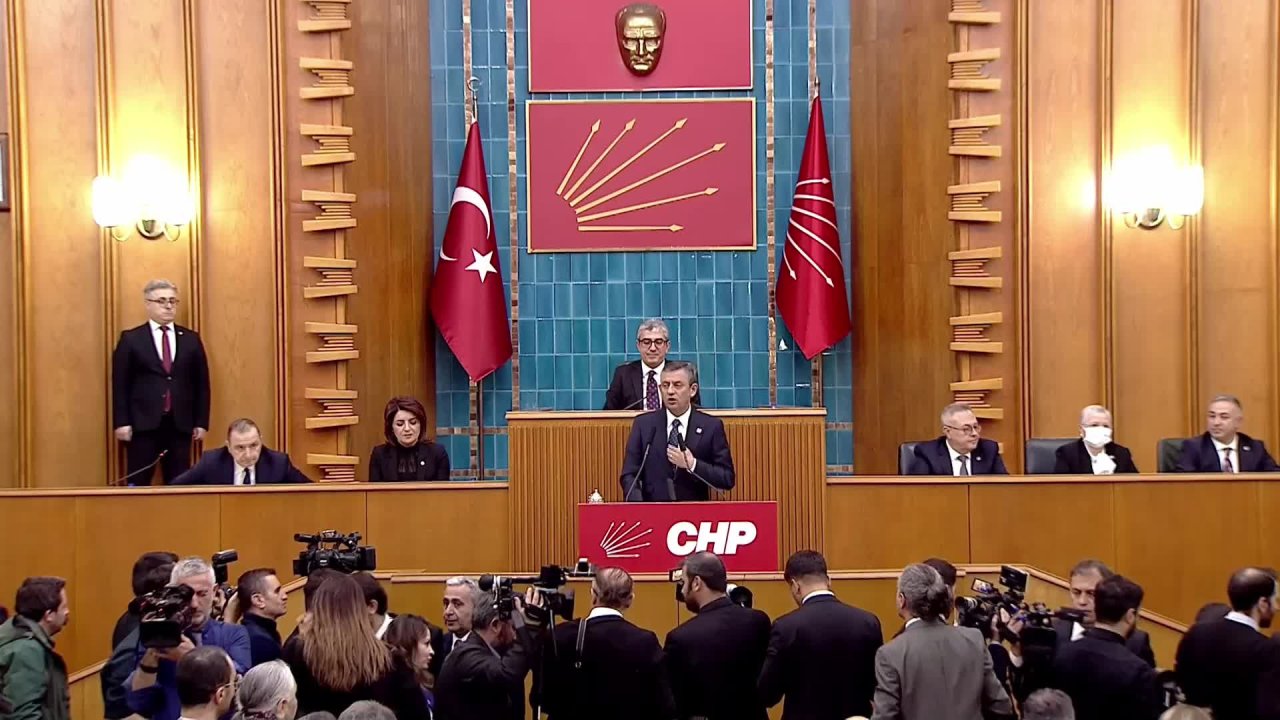 CHP grup toplantısı... Özgür Özel'den Bakan Ersoy iddiası: "'Sağlık Bakanı'na istifa ettirdi mi de bana ettirecek' diyerek istifa etmiyor"