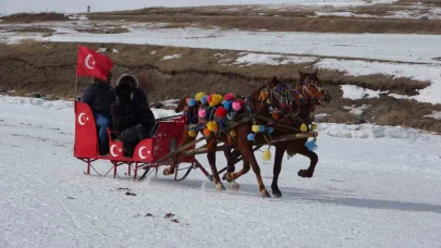 Çıldır Gölü’nde atlı kızak keyfi