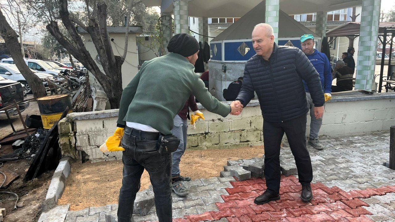 Çine Belediye Başkanı Kıvrak, parke taşı döşeme ve çevre düzenleme çalışmalarını yerinde inceledi