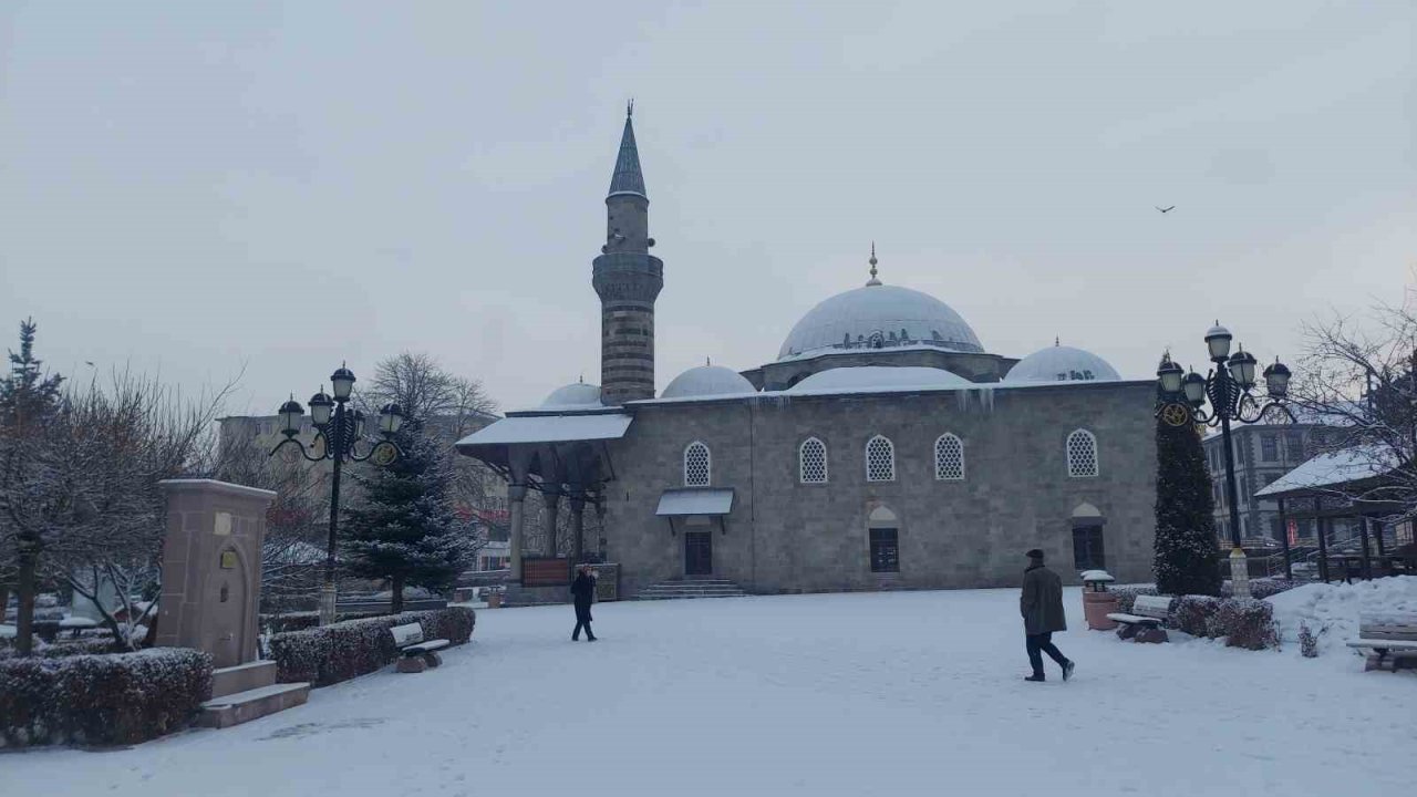 Erzurum’da kar yağışı etkili oldu