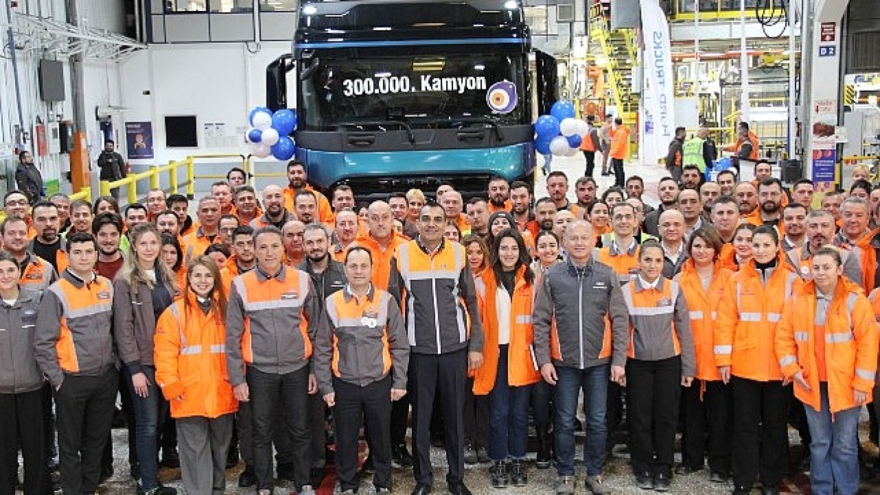 Ford Trucks 300 Bininci Kamyonunu Hattan İndirdi