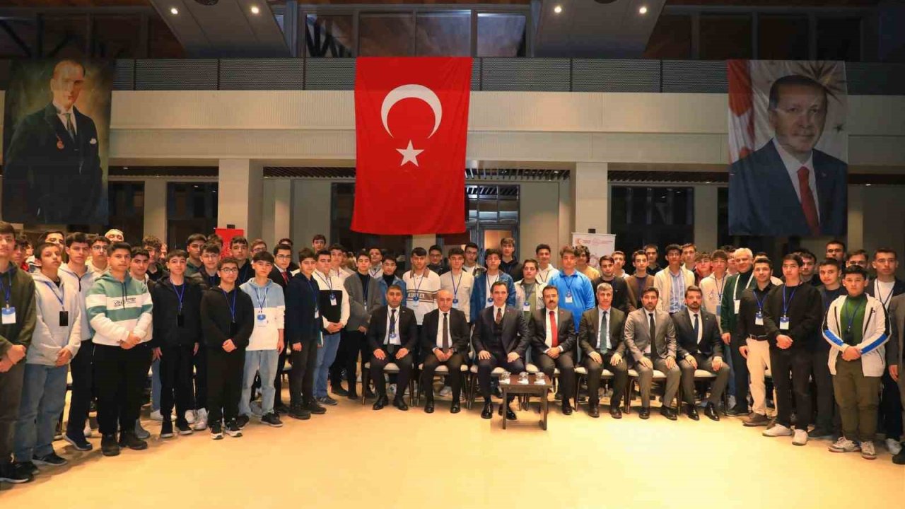 Gaziantepli öğrenciler Ahlat’ın tarihi ve kültürel alanlarını gezdi