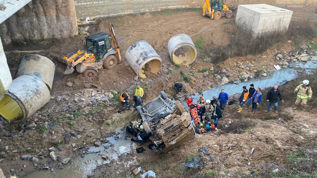 İstanbul Valiliği: Tuzla'da servis kazasında bir kişi öldü, biri ağır 14 kişi yaralandı