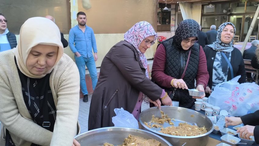 Kadirli'de Ferdi Tayfur için helva dağıtıldı