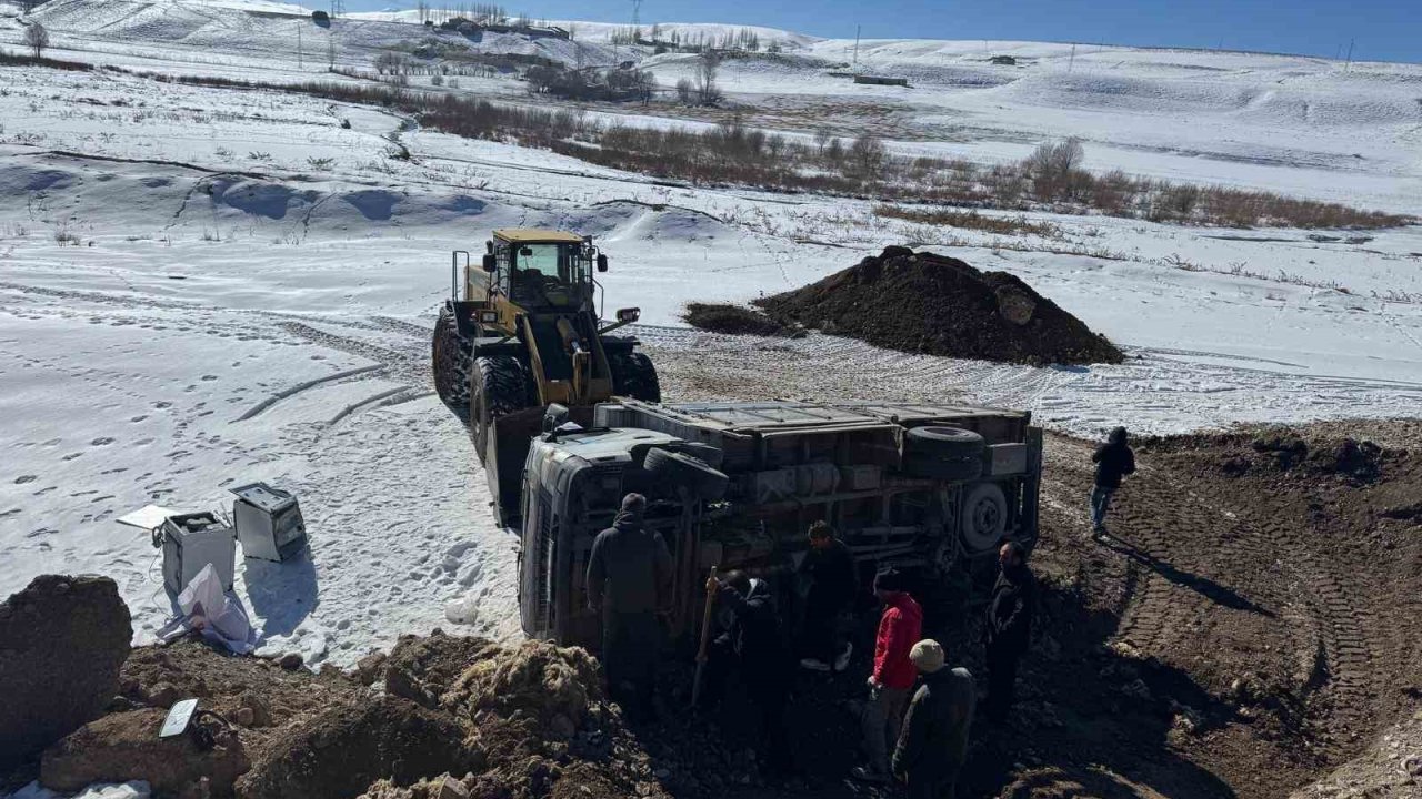 Kamyon şarampole yuvarlandı, sürücü yara almadan kurtuldu