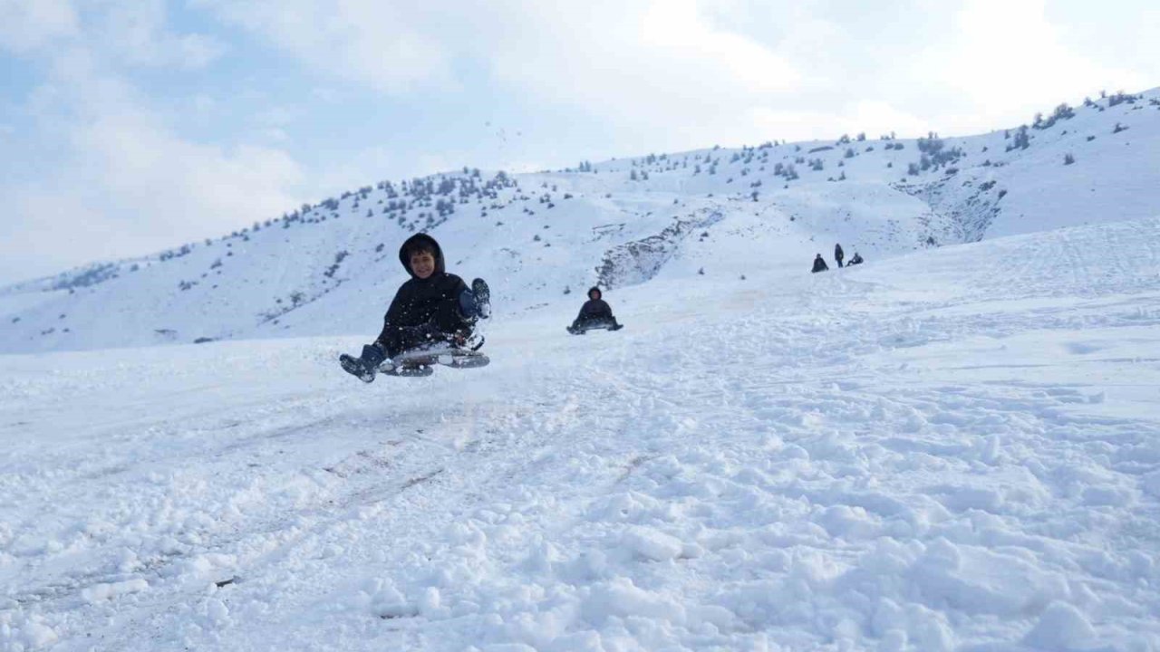 Kendi pistlerinde kayan Muşlu çocukların eğlenceli anları