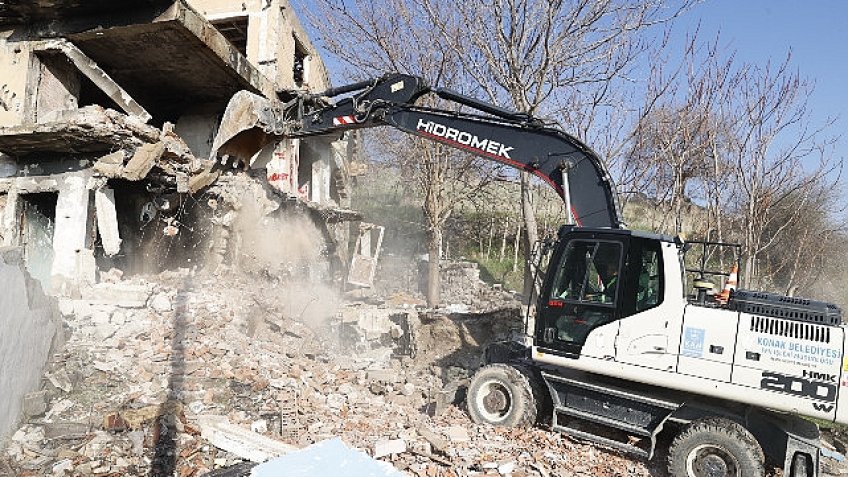 Konak'ın kent dokusu değişiyor: 9 ayda 92 metruk bina yıkıldı