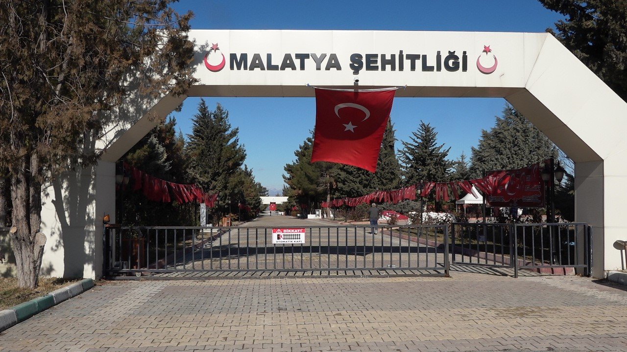 Malatya Şehitliği’nde kabirler rutin olarak temizleniyor