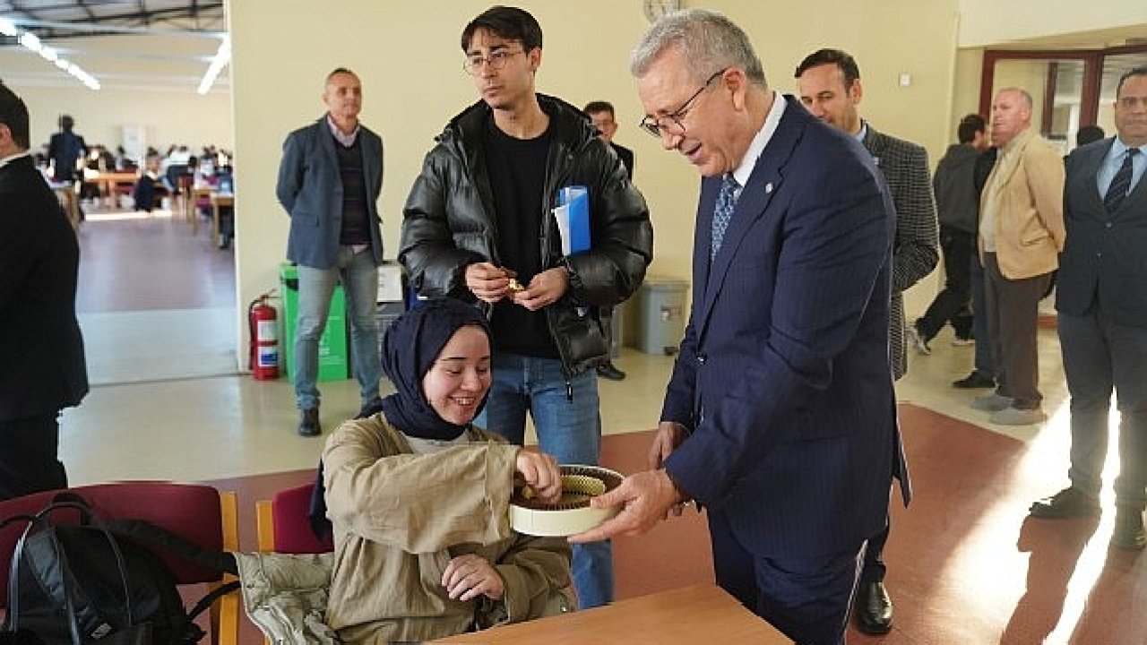 Rektör Prof. Dr. Budak, final sınavlarına hazırlanan öğrencilerle bir araya geldi