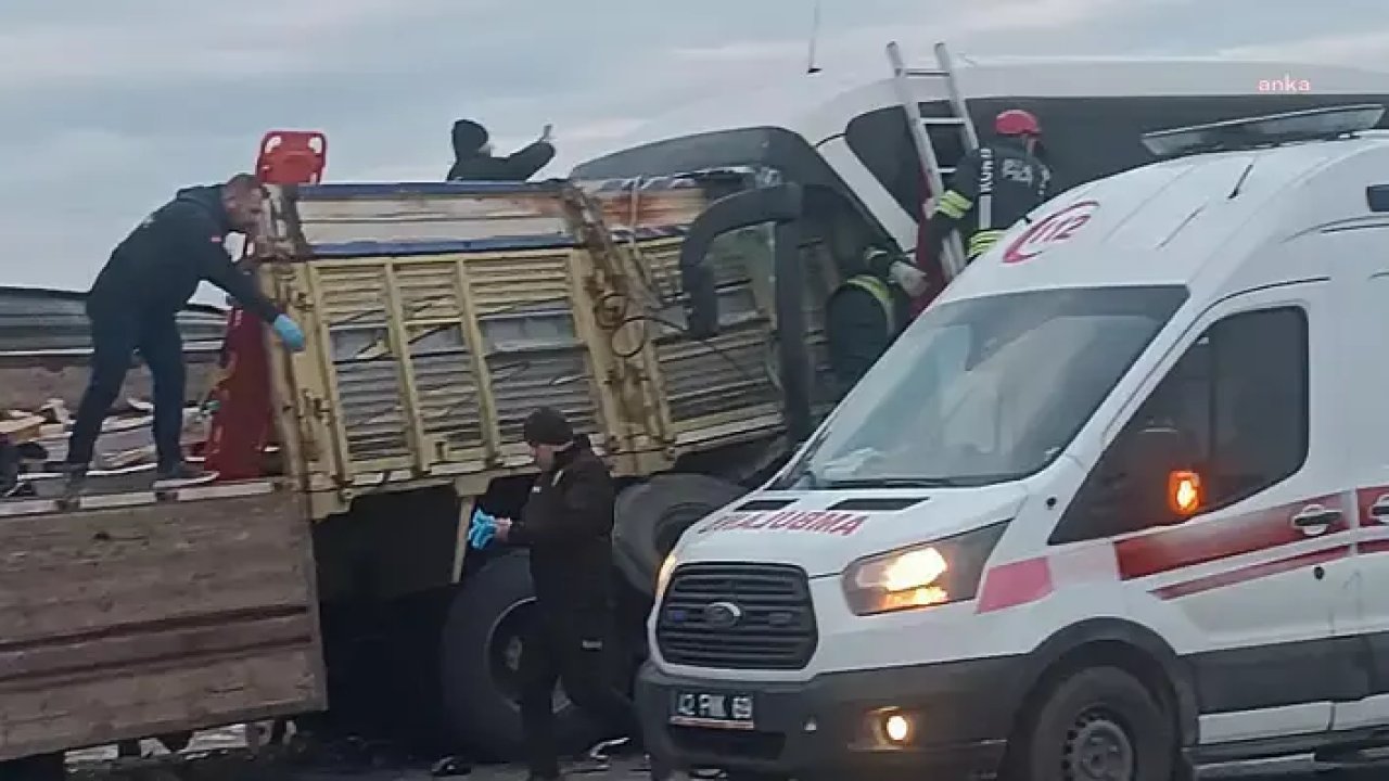 Seyir halindeki yolcu otobüsü tıra çarptı: 3 kişi hayatını kaybetti, 33 kişi yaralandı