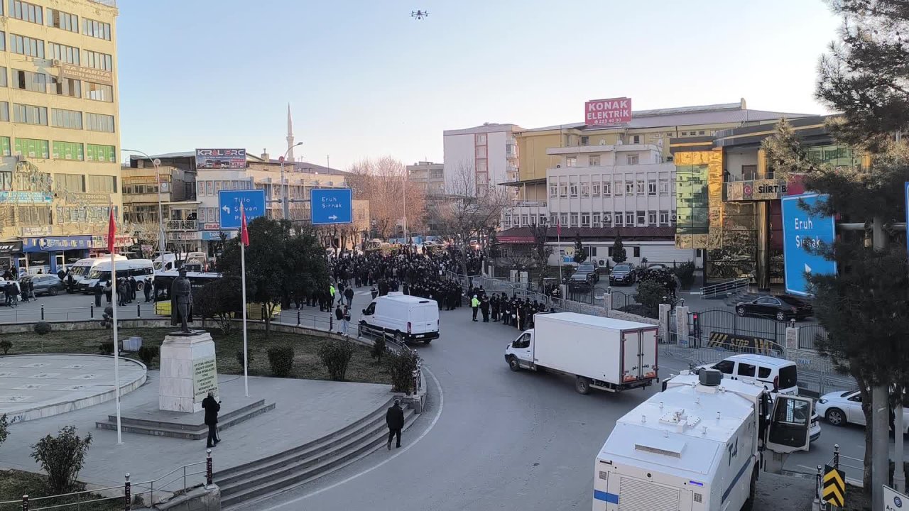 Siirt Belediyesi’ne kayyum atandı… DEM Parti Eş Genel Başkanı Bakırhan: “Bir taraftan kayyum bir taraftan müzakere olmaz”