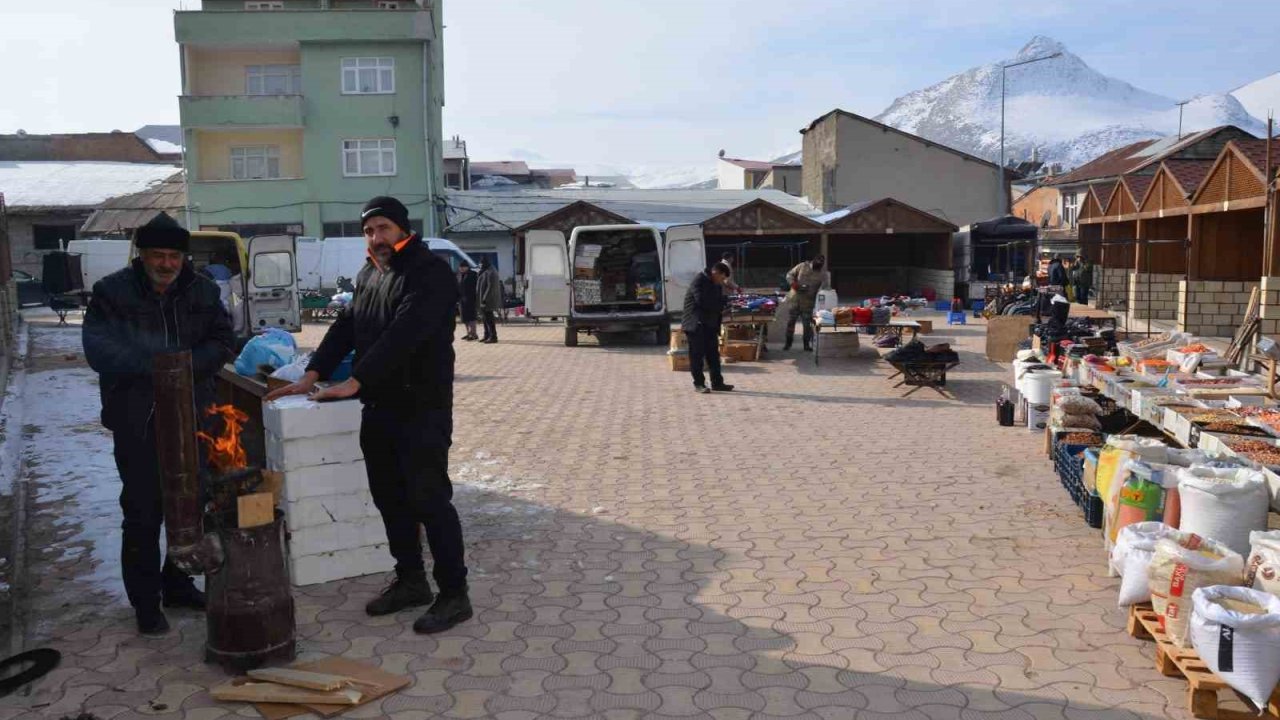 Soğuk hava pazar esnafını vurdu