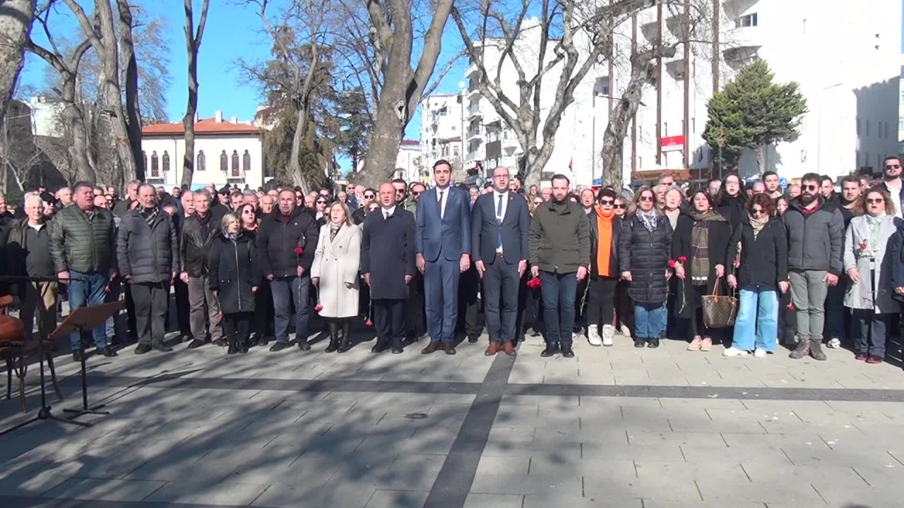 Uğur Mumcu, Sinop’ta heykelinin ve adının bulunduğu meydanda anıldı