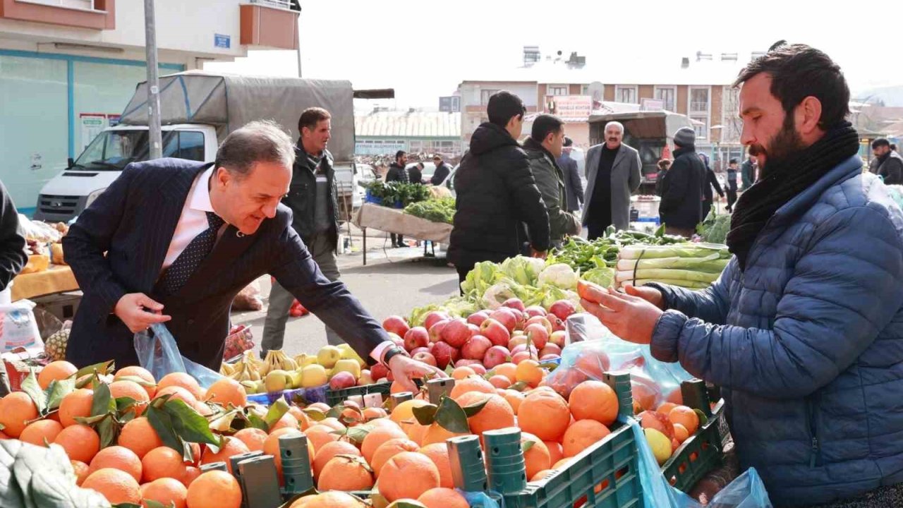 Vali Usta pazara indi, esnaf ve vatandaşla sohbet edip alışveriş yaptı