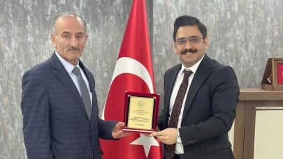 45 yıllık hizmetin ardından emekliliğe ayrılan Tekin’e başarı plaketi