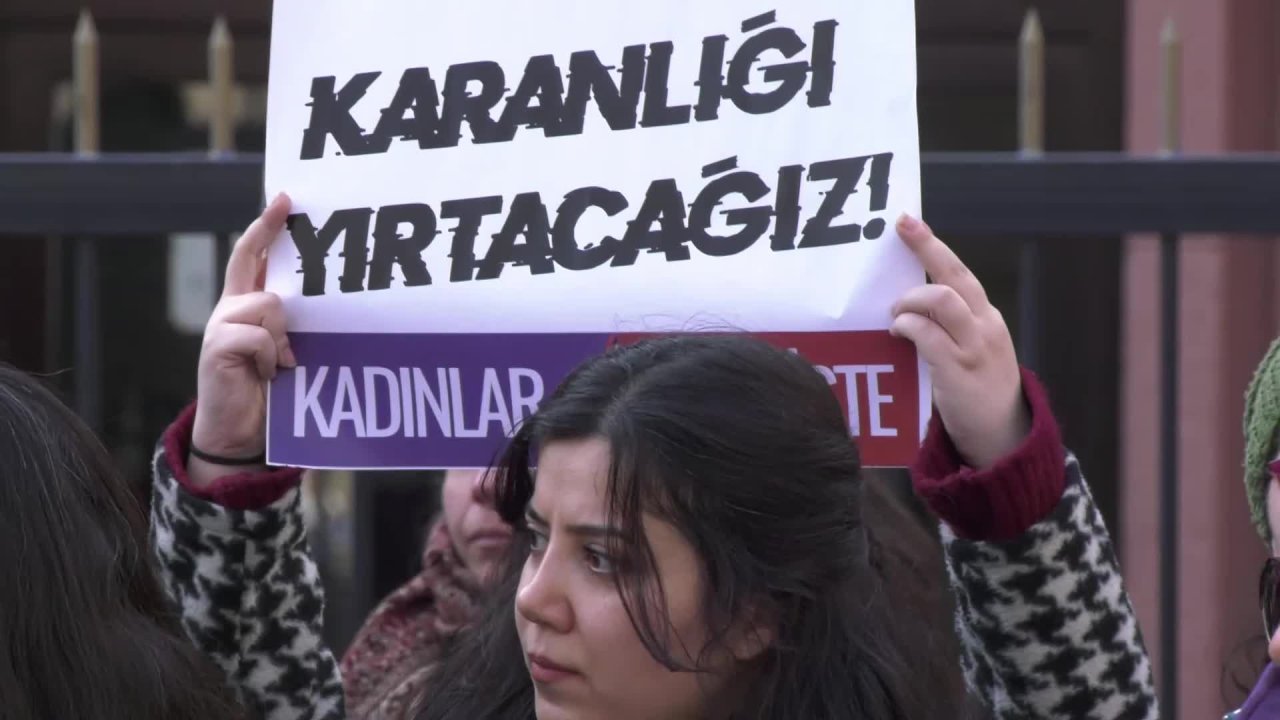 Adalet Bakanlığı önünde kadınlardan Yargıtay’ın Pınar Gültekin kararına tepki: "Aile, toplum, yargı devlet erkekleri koruyor, katilleri tanıyoruz"