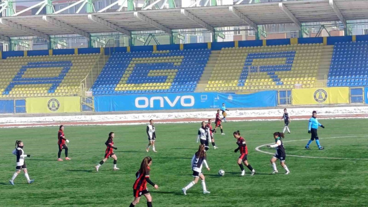 Ağrı Aile ve Sosyal Politikalar Gençlik ve Spor Kulübü Kadın Takımı, Kahramanmaraş Anadolu Spor’u 5-0 mağlup etti