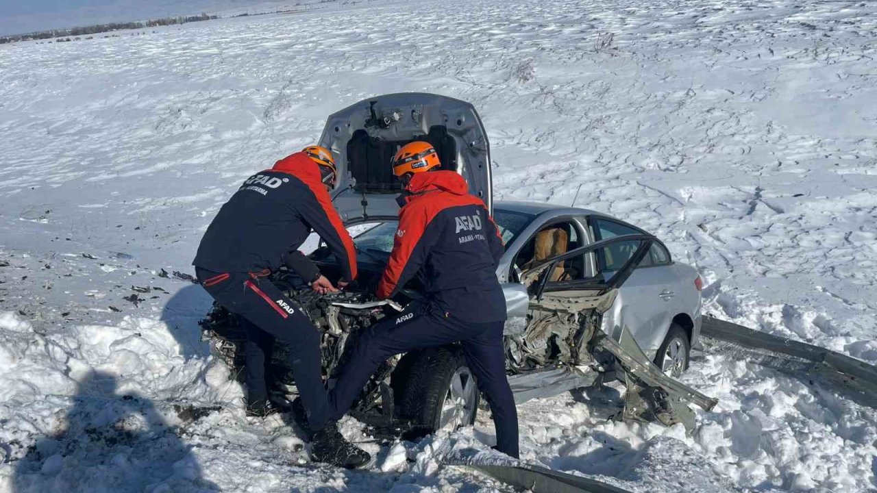 Ağrı’da şarampole yuvarlanan araçtaki 2 kişi AFAD tarafından kurtarıldı