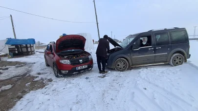 Akyaka’da hareket halindeki aracın aküsü boşaldı