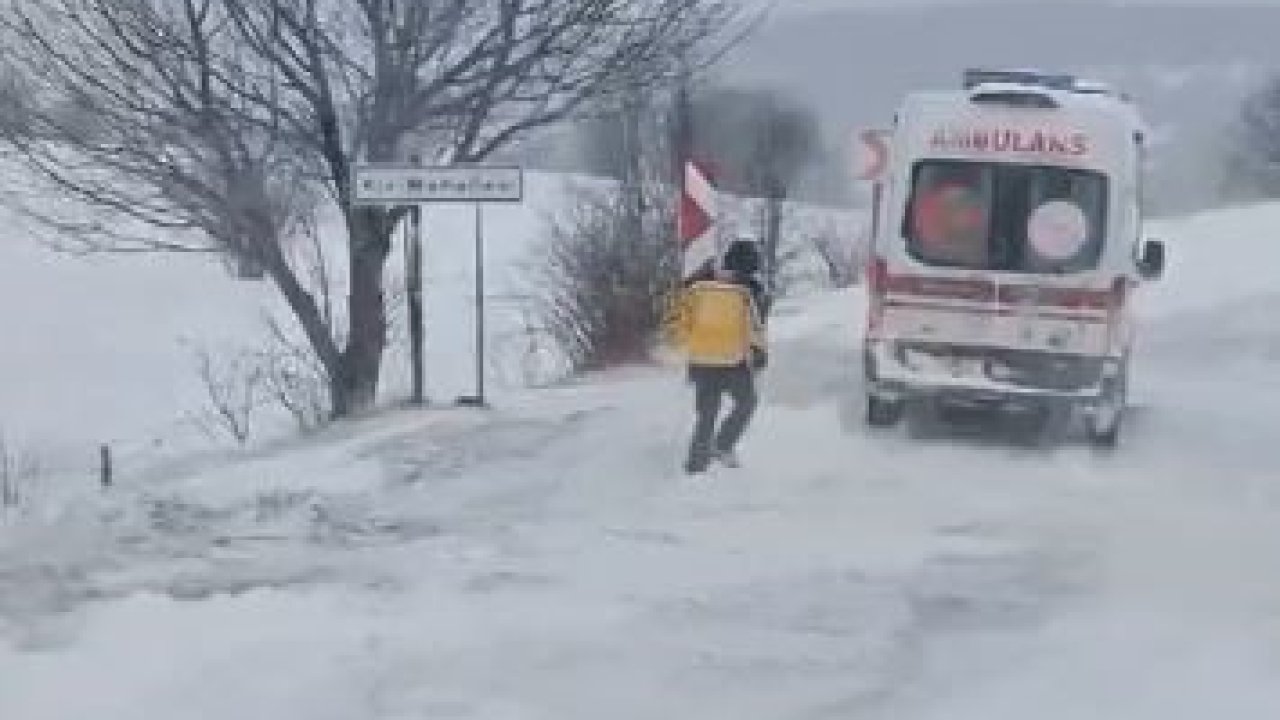 Ambulansa yol açan iş makinesi kara saplandı