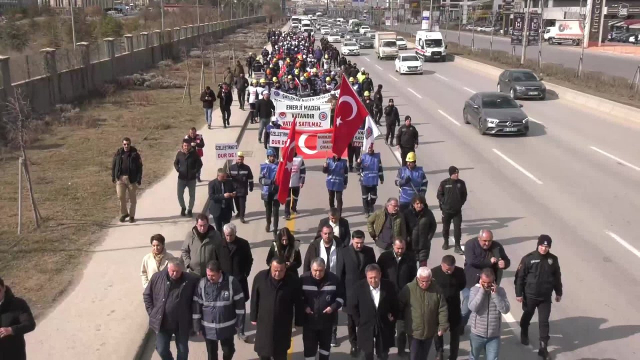 Ankara'ya yürüyen maden işçileri Sincan'da... "Ankara, Ankara duy sesimizi, bu gelen işçinin ayak sesleri"