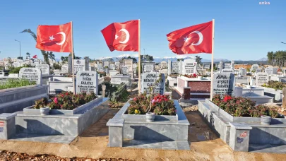 Antalya Büyükşehir Belediyesi, 6 Şubat’ta yitirilenleri mezarları başında andı