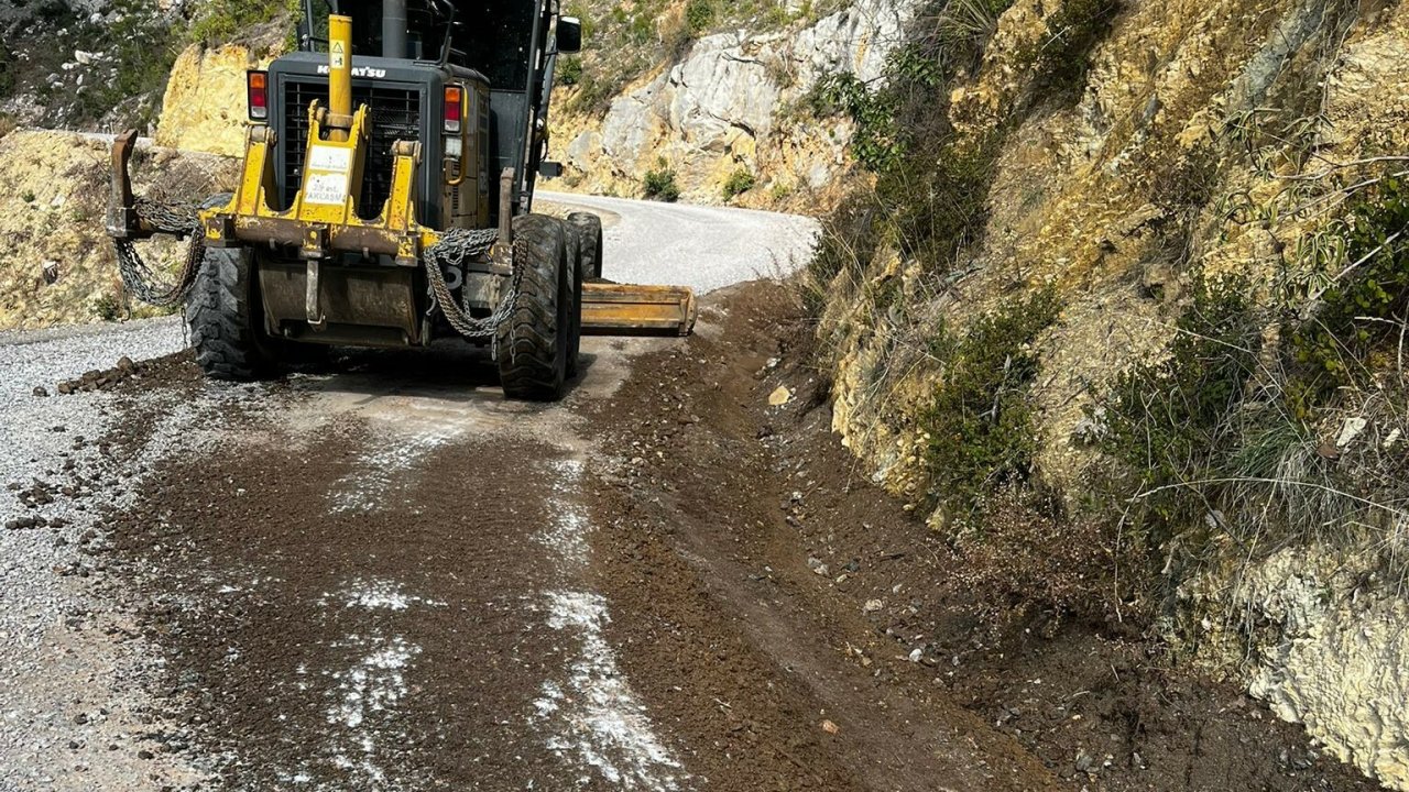 Antalya Büyükşehir Belediyesi ekiplerinden Alanya yollarında çalışma