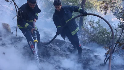 Antalya Büyükşehir Belediyesi İtfaiyesi, Konyaaltı Tünektepe’deki orman yangınına müdahale ediyor